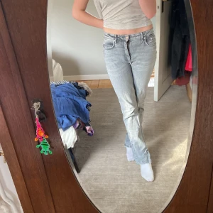 Mid-Waist gråa jeans - Säljer dessa suuper snygga gråa jeans som är straight och midwaist med slittning!! Köpt för 499 på zara och säljer för 299!!😍😍😍