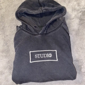 Huvtröja. Med tryck - Mörkblå Huvtröja med tryck Använd men i fint skick Storlek S men passar M 