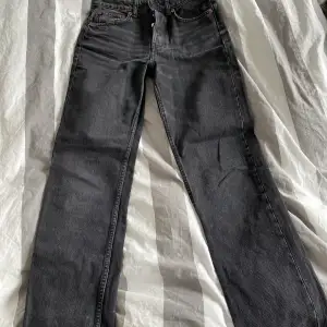 Säljer dessa byxor pga att dom blivit för små. De är Mid waist straight jeans från zara som inte går att få tag på längre. 