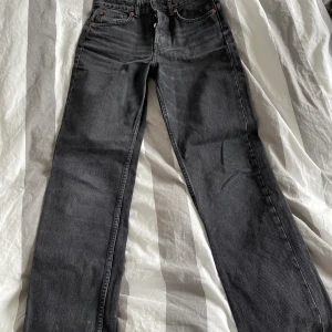 Mid waist zara jeans Strl 34 - Säljer dessa byxor pga att dom blivit för små. De är Mid waist straight jeans från zara som inte går att få tag på längre. 