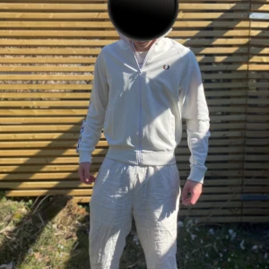 Fred Perry tröja - Super snygg vit fred Perry tröja som är i strl S köpt för 990kr säljer för 400kr Har en missfärgning på märket vid bröstet. 