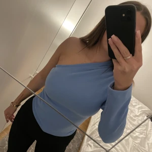 Fin blå tröja  - Köpt för 300kr, aldrig använd och lapp finns kvar. 🤍