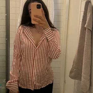 Randiga skjortor - Randiga skjortor i rosa och blå. 40kr styck. Båda för 60kr  Rosa - Strl S Blå - Strl L (men passar bra som lite oversized på mig med strl S-M)