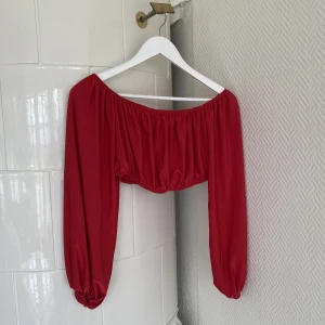 Röd topp - Snygg röd topp från Nelly, storlek S. Aldrig använd, helt som nyskick! 