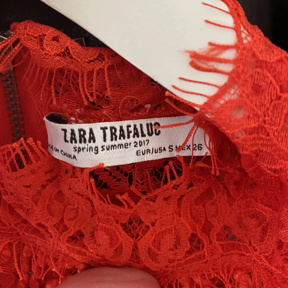 Rött linne från Zara, storlek S. Endast använd 1 gång ❣️Perfekt till fest eller nu till sommaren!. Toppar.