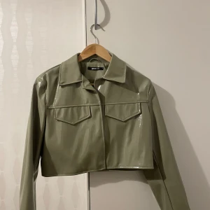 Skinnjacka  - En croppad mintgrön skinnjacka från Gina tricot. Har bara använt fåtal gånger, säljer då jag är trött på färgen.