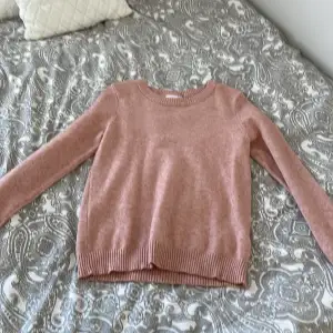 En stickad rosa tröja från vila i storlek M. Använd fåtal gånger.