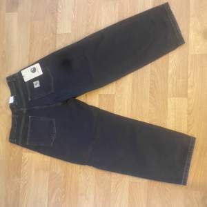 Tja säljer mina helt nya Carhartt Brandon pant för dom var för stora för mig. De är lika big boys i modellen men har en allt för snygg logs på bakfickan istället. Hojta gärna om du har frågor! 