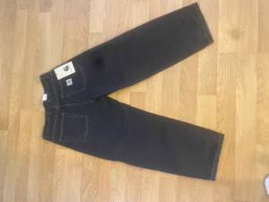 Carhartt Brandon Pant HELT nya - Tja säljer mina helt nya Carhartt Brandon pant för dom var för stora för mig. De är lika big boys i modellen men har en allt för snygg logs på bakfickan istället. Hojta gärna om du har frågor! 