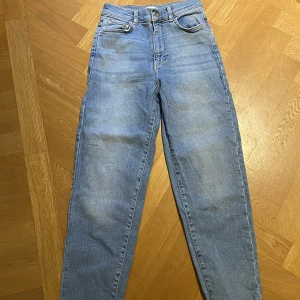 Jeans från Gina tricot  - Blå Jens från Gina tricot. Använda fåtal gånger nästan som nya 