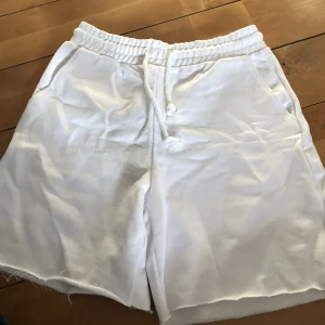 Vita shorts  - Helt nya vita Mjukisshorts! Aldrig använda! Unisex!