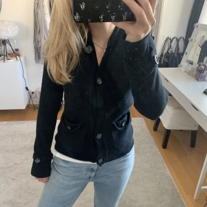 Kofta  - Marinblå kofta från Stockh lm i storlek M. 