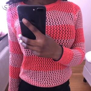 Rosa neon tröja  - Min storlek är s/m 