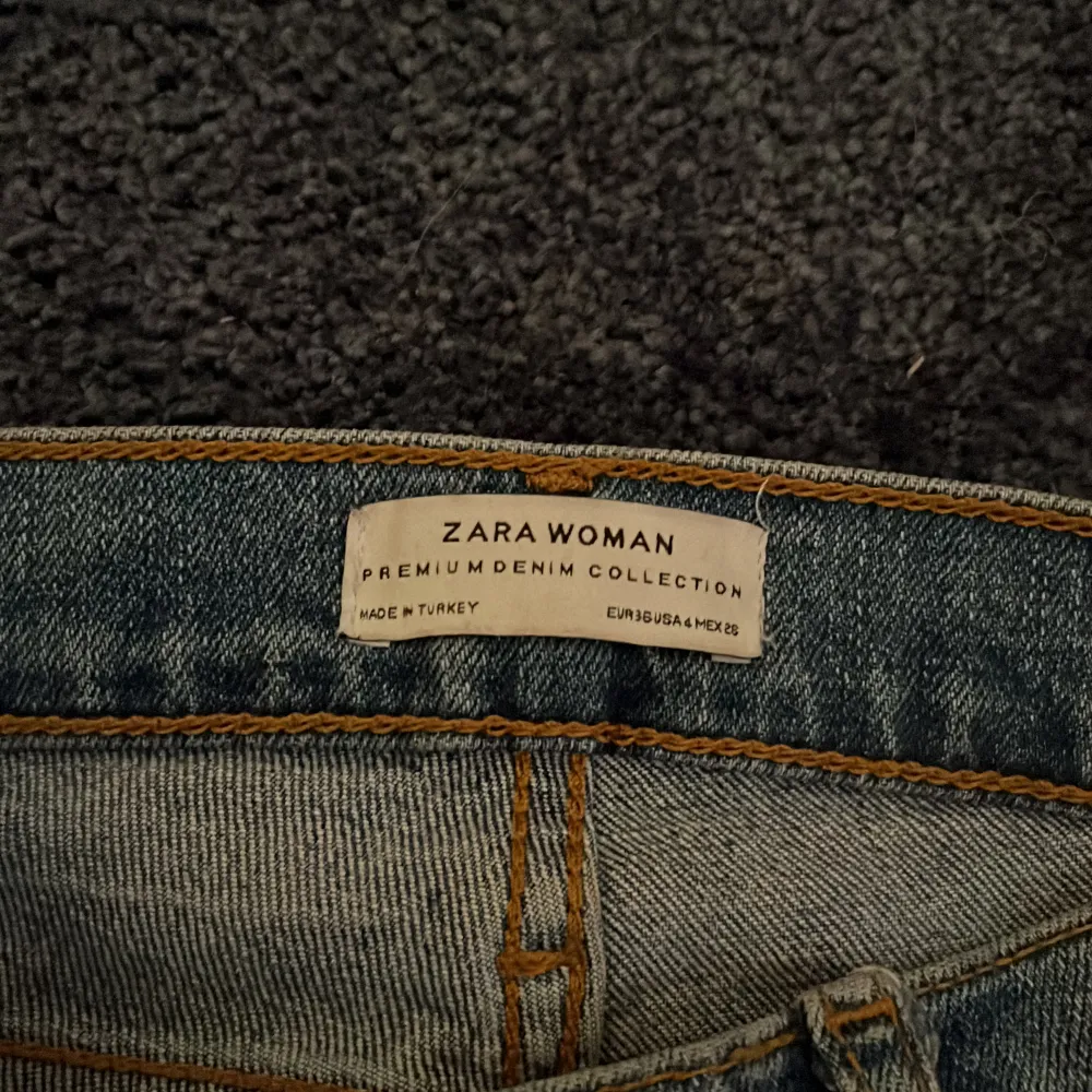 Säljer dessa superfina zara jeans me hål i. Hör av er vid frågor och intressen!🙌🏽💕 . Jeans & Byxor.