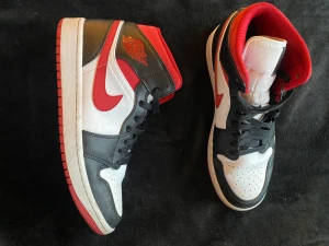 Air Jordan 1 Mid Gym Red - Säljer mina Jordans. Skick: 9/10. MVH.