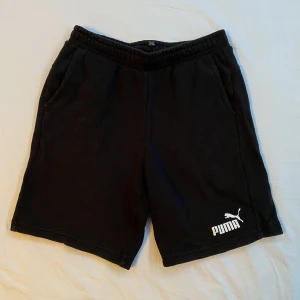 Barn shorts Puma - Säljer ett par väldigt basic svarta Puma shorts i storlek 13/14 år eller 164. Inga skador eller fläckar