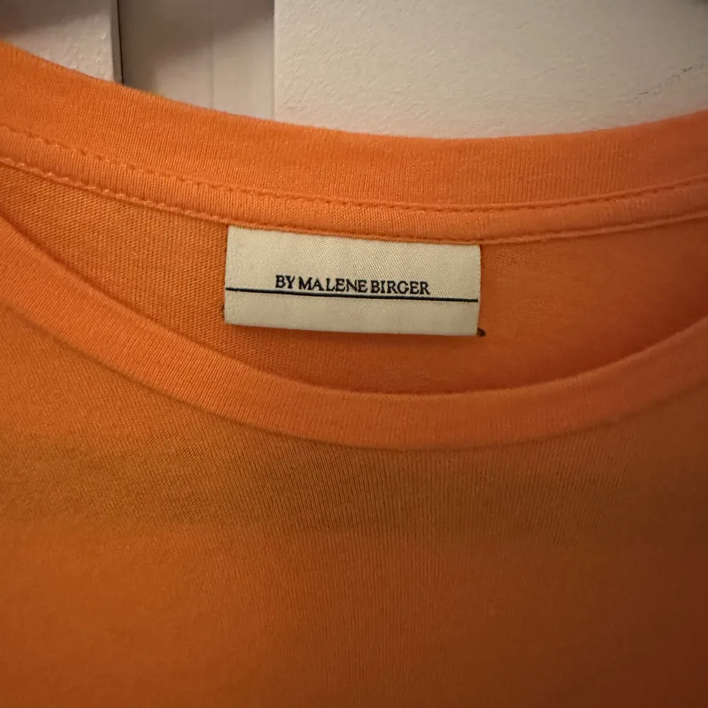 Orange T-shirt från Malene Birger. Strl XXS men passar XS och S. . T-shirts.