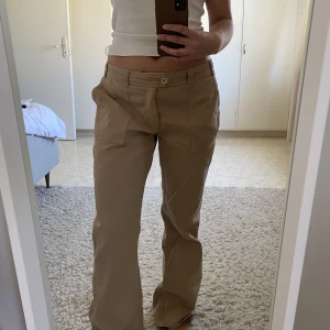 Cargopants  - Beiga lågmidjade cargopants från asos. Använda ett fåtal gånger. Säljer då de inte kommer till användning. 
