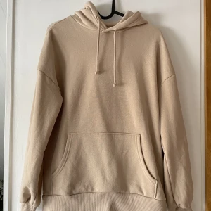 Hoodie - • Basic beige hoodie • Strl XS • Helt ny, aldrig använd