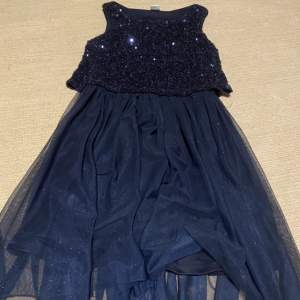 En finare blå klänning med paljetter som tunt tyg överst. En gullig och vacker klänning i storlek 134-140. Bara att ställa frågor, diskutera pris och köparen står för frakt  (men kan mötas upp oxo)💗👌🏼