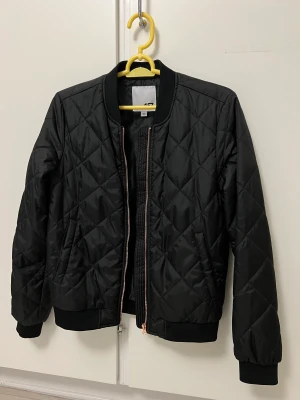 Bomberjacka  - Svart bomberjacka som är helt oanvänd med perfekt skick! Sitter bara i garderoben o väntar 