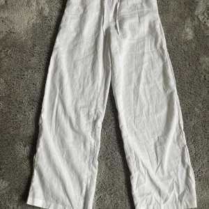 Vita linnebyxor - Säljer linnebyxor från Gina tricot i storlek xs petite. Aldrig andvänt pågrund av att dom var förstora för mig. Perfekt längd dock för mig som är 154. 