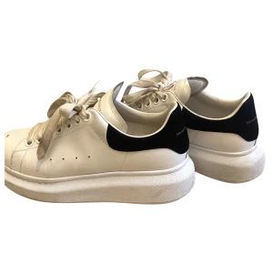 Alexander Mqueen sneakers - Säljer mina Mqueens. De är använda, skickar med dustbag och nya snören💞