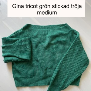 Croppad stickad tröja  - Stickad lite droppad topp lång ärm - säljs pga lite för liten på mig, vill ha den mer oversize