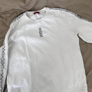 Hugo boss dress  - Hugo boss dress med mjukis byxor storlek (M) utan band, en hoodie utan luva storlek (L) samt en hoodie med luva storlek (M), allt säljs tillsammans men går även för sig 