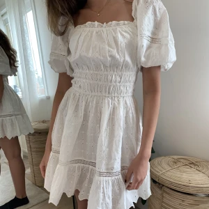 Studentklänning ASOS - Säljer denna otroliga studentklänning helt oanvänd med prislapp kvar❤️‍🔥💫 klänningen har jättefina spetsdetaljer, köpt från Topshop!❤️‍🔥❤️‍🔥Priset kan diskuteras 