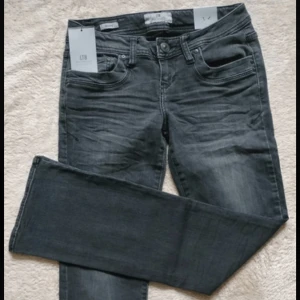 Ltb jeans! - Säljer dessa nya ltb jeansen i grå svart färg, storlek 26/30