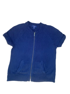 Blå sommartröja - En jättesnygg blå sommartröja kortärmad. Storlek M, finns två stycken i lager! Modell är 186 och bär vanligtvis M-L. :)