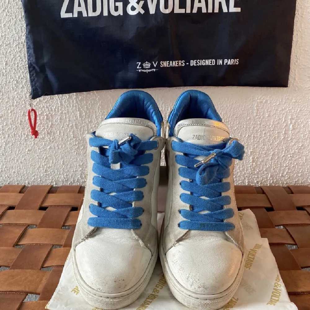 Jättesnygga Zadig & Voltaire skor. Storlek 40 men små i storleken så passar 39. Dustbag medföljer. Köparen står för frakt💕. Skor.