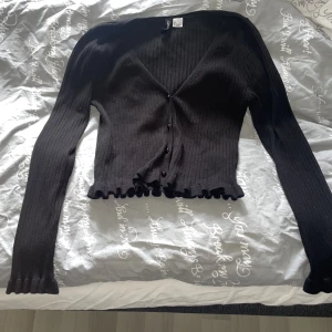 Svart tröja S - Supersöt tröja! Använd fåtal gånger och i bra skick ❤️Går att knäppa upp om man vill de