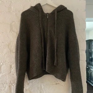 Stickad hoodie - Vårrensning! Stickad hoodie i fin brun färg. Är smått nopprig men annars i bra skick. Köpare står för frakt!