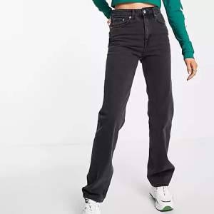 Svarta straight leg jeans från Weekday i modellen voyage. Storelekn är 27 i midjan och 28 i längden.