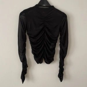 Meshtopp - Nyskick meshtopp långärmad med detaljer storlek S