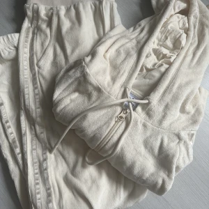 Adidas Velour Set - Säljer detta Adidas velour settet i beige/off white som är slutsålt. Nypris ca 1700kr säljer för 700kr eller bud  Använt 1 gång. Som ny. 