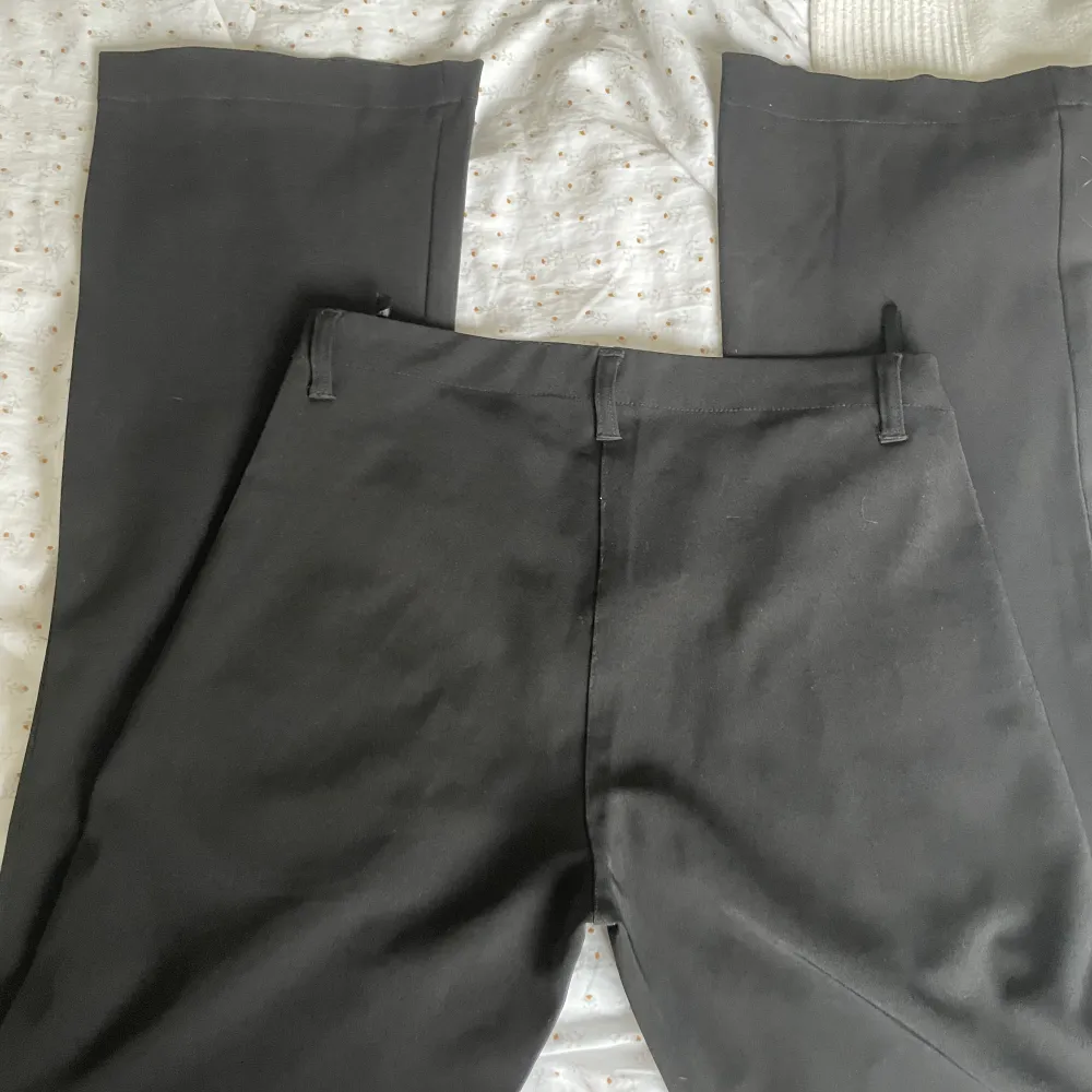 Jättesnygga vintage utsvängda kostymbyxor i svart, skriv vid frågor ❤️. Jeans & Byxor.