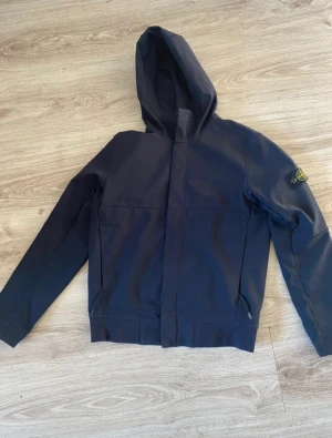 Stone island jacka - En snygg stone island jacka i färgen mörkblå och i storlek 152-158. Jacka förbeställs så frakten tar ca 3 extra arbetsdagar