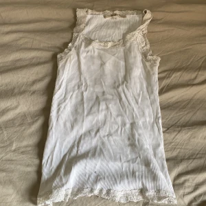 spetslinne  - skit snyggt linne, säljer för de inte e min stil. storlek M. omkretsen kring (brösten?) e 62 cm. Den e rätt så stretchiga. Inga märkvärdiga fel. längden är 57 cm