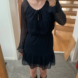 Sommarklänning - Superfin blå klänning i mönstrat tyg. Går att använda på axlarna, off shoulder eller som one shoulder. Jag är 165 och brukar ha S. Den är i storlek 32 men skulle säga att den passar upp till en liten 36💗 Hör av dig vid frågor!