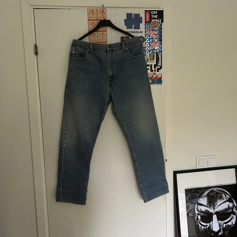 Riktigt Loose vintage Levi’s jeans, vet inte vilken modell det är :( långa i benen och ser ut som nya! . Jeans & Byxor.