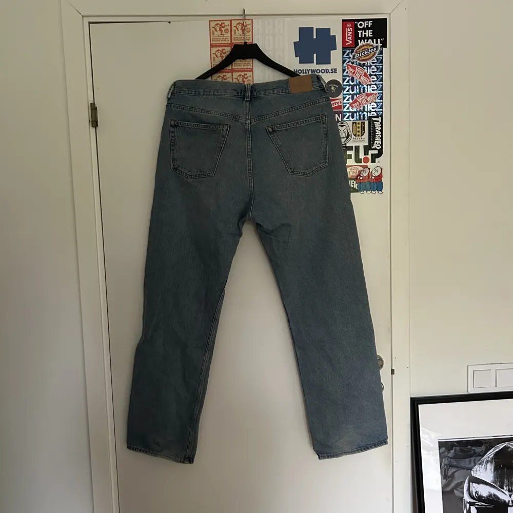 Riktigt fina baggy weekday jeans i modellen space relaxed straight jeans! Endast testade och är därför som nya! Väldigt långa i benen men går ofc att klippa eller vika upp! . Jeans & Byxor.