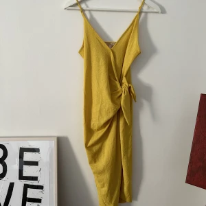 Sommarklänning  - Gul sommarklänning från H&M. Sitter SÅ smickrande på. Använd ett fåtal gånger och har ingenting att anmärka på. 🎈