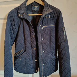 Vår/-höstjacka - Superfin mörkblå jacka från Stockh lm. Använd men i bra skick, några tråddragningar på vissa ställen (se sista bild) men annars inget att anmärka på, förutom att den kan vara dammig efter att ha hängt i källaren ett bra tag ☺️ storlek 36.  Nypris 1099:-