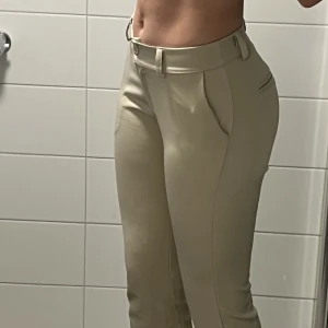 Kostymbyxor  - Kostymbyxor i låg midja som sitter väldigt smickrande. Flare low waisted