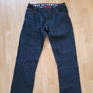 Wax y2k jeans  - I nästan helt oanvänt skick! Sitter snyggt på men tyvärr för stora för mig. 