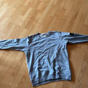 En skön grå Stone island sweatshirt som är köpt på johnells i Stockholm   Knappt använd skick 4/5