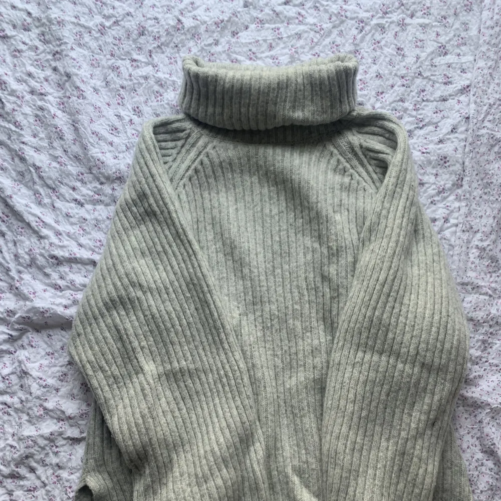 Slutsåld tröja från Gina tricot, köpt för 399 och säljs för 150. Storlek M 💕Har en pytteliten fläck men inget som syns Köparen står för frakten 🫶🏼. Stickat.